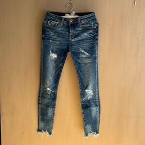 Et Boîte trendy distressed jeans, rips on thighs and knees